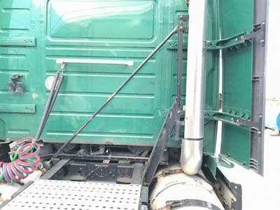 Volvo VNL Exhaust Bracket