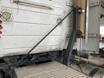 Volvo VNL Exhaust Bracket