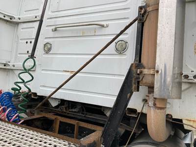 Volvo VNL Exhaust Bracket