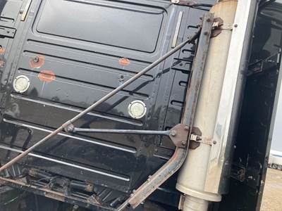 Volvo VNL Exhaust Bracket