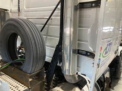 Volvo VNL Exhaust Bracket