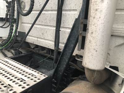Volvo VNL Exhaust Bracket