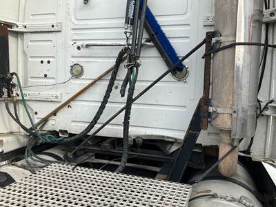 Volvo VNL Exhaust Bracket