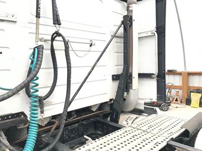 Volvo VNL Exhaust Bracket