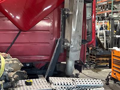 Volvo VNL Exhaust Bracket