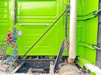 Volvo VNL Exhaust Bracket