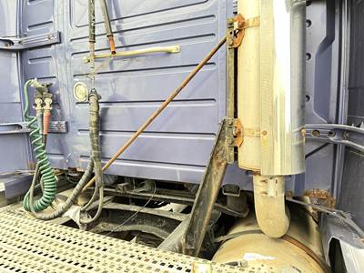 Volvo VNL Exhaust Bracket