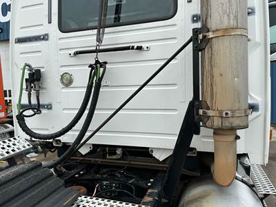 Volvo VNL Exhaust Bracket