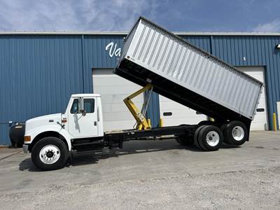 International 4700 20 ft Farm / Grain Truck - DT466E 250HP, 7 Speed Manual