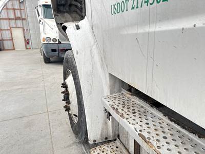 Freightliner M2 106 Fender