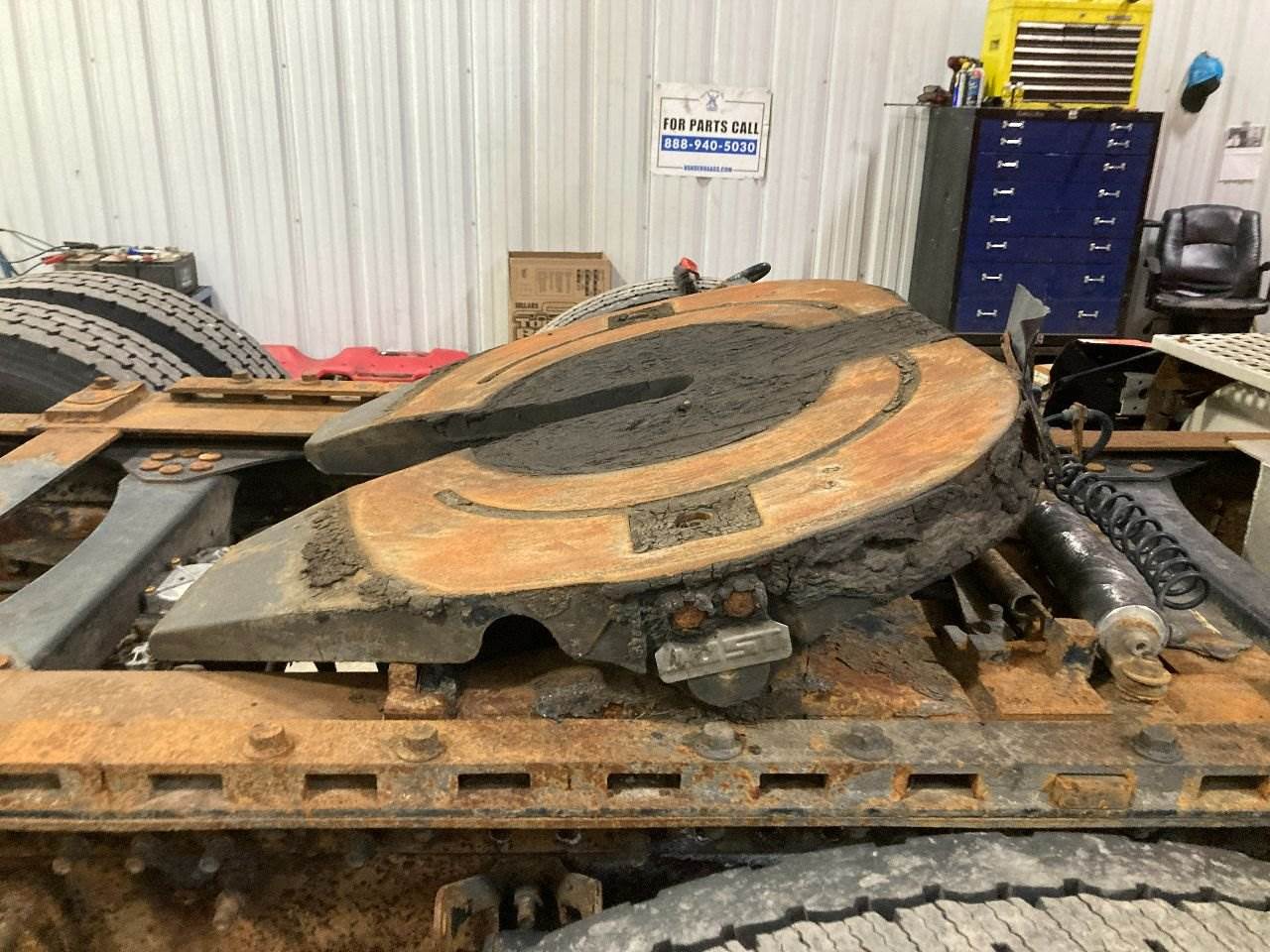 2004 Jost JSK37FSL Fifth Wheel for a Volvo VNL For Sale Winimac, IN