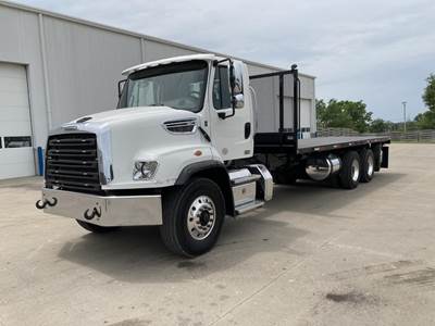 Freightliner 114SD Tandem Axle 24 ft Flatbed Truck - 470HP, 8Ll Manual