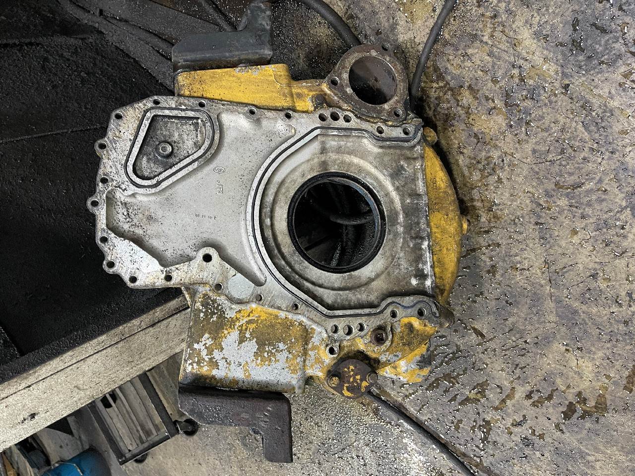 2003 Caterpillar C15 Flywheel Housing for a Kenworth T600 For Sale