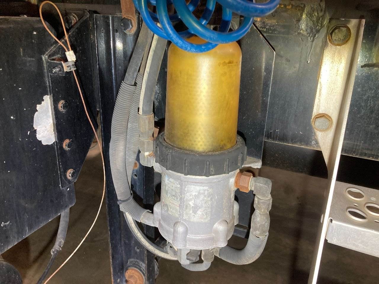 2005 Cummins ISX Fuel Filter Assembly for a Kenworth T800 For Sale