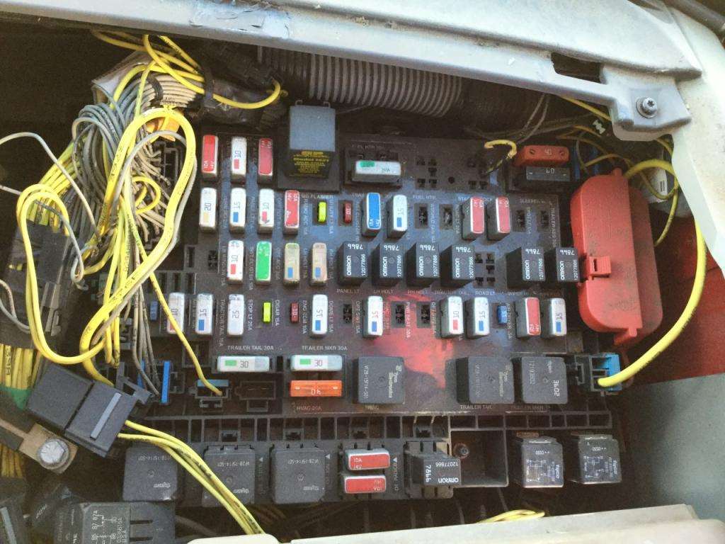 2004 Freightliner Century Class 120 Fuse Box for a ... 2002 freightliner fuse box 