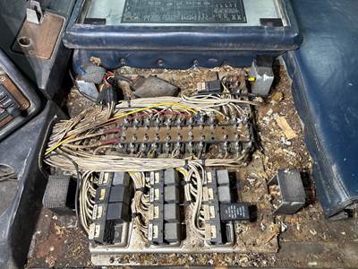 Freightliner FLA Fuse Box