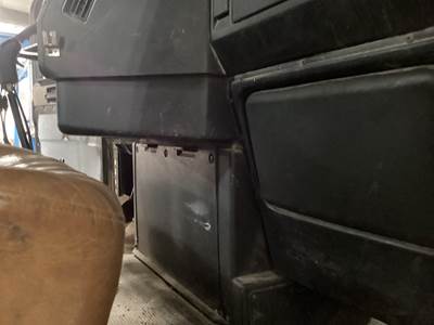 Freightliner FLD120 Fuse Box