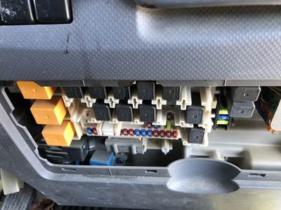 Isuzu NRR Fuse Box