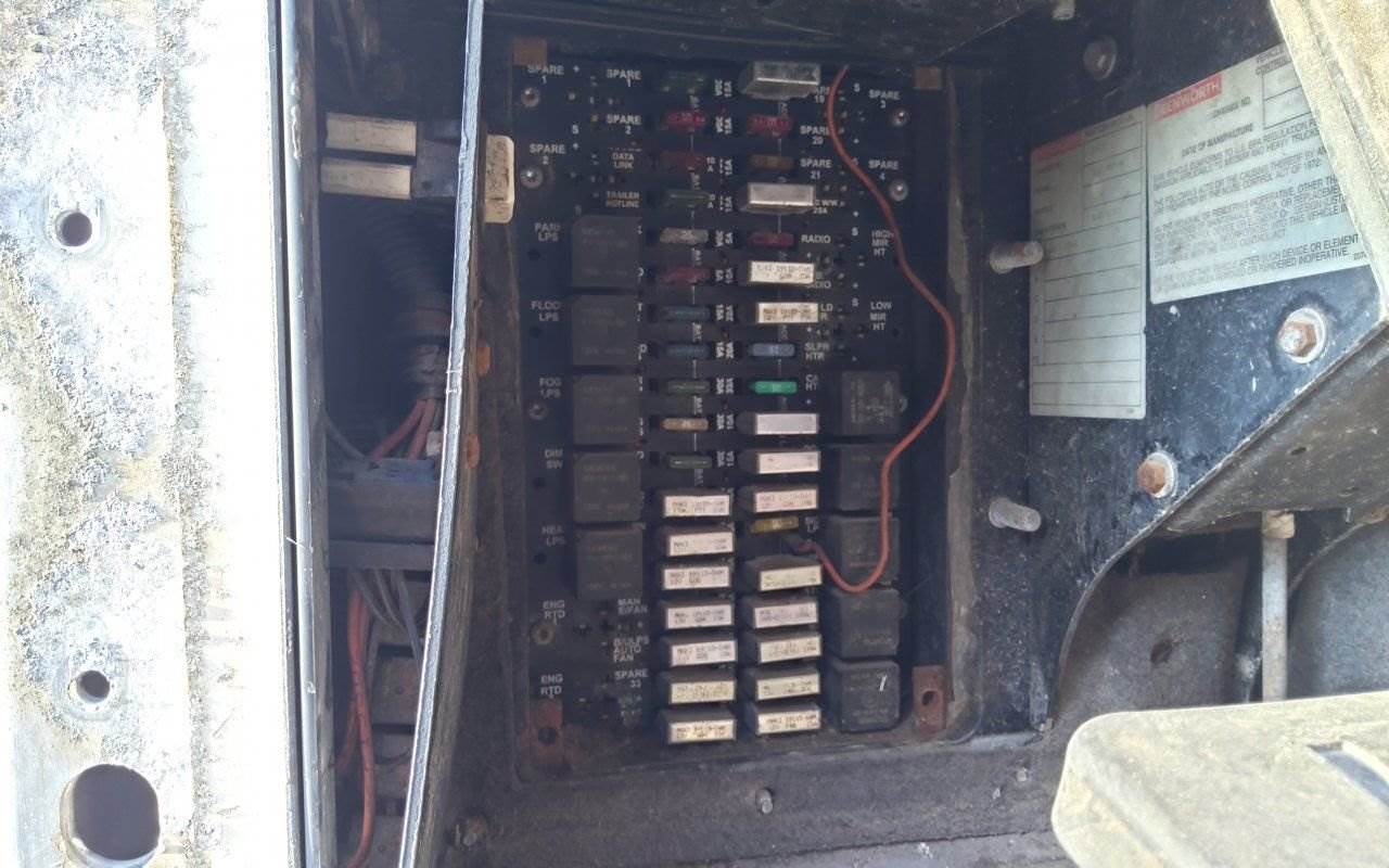 2001 Kenworth T600 Fuse Box For Sale | Winimac, IN