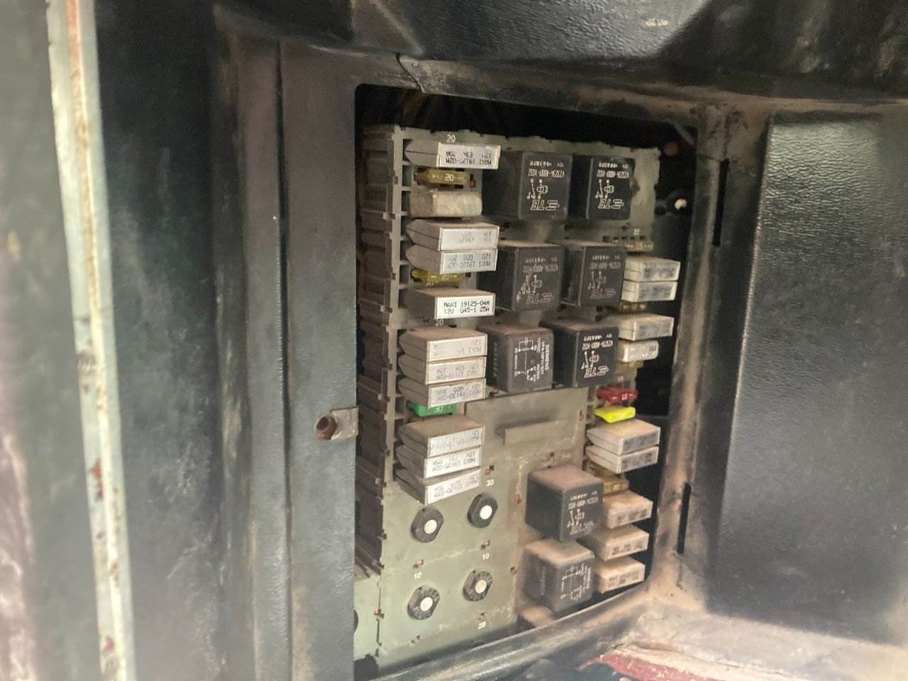 2000 Peterbilt 379 Fuse Box For Sale Kansas City, MO 25369418