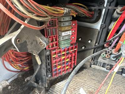 Peterbilt 384 Fuse Box