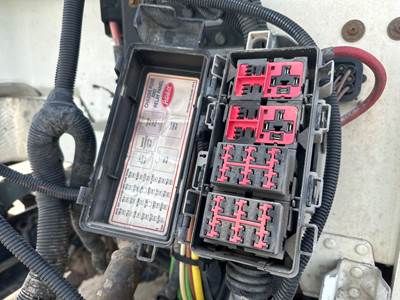 Peterbilt 384 Fuse Box