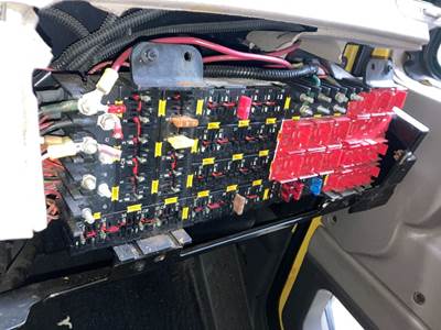 Sterling L7501 Fuse Box