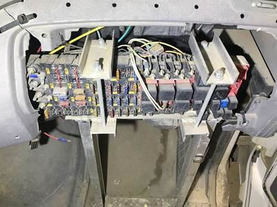 Sterling L9511 Fuse Box