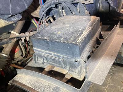 Sterling L9513 Fuse Box