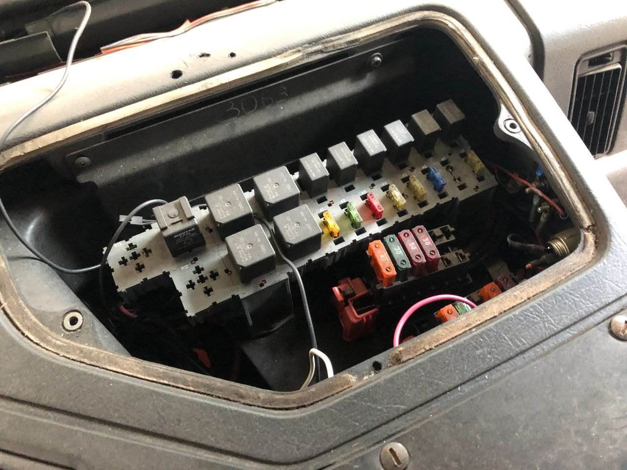 1998 Volvo VNL Fuse Box For Sale Winimac, IN 25213828
