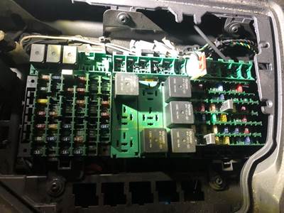 Volvo VNL Fuse Box