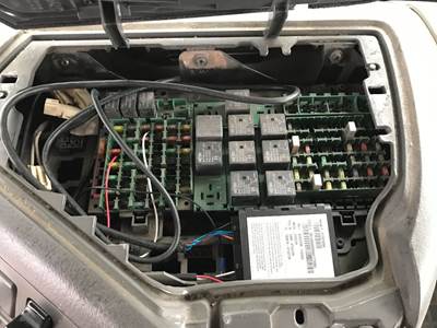 Volvo VNL Fuse Box