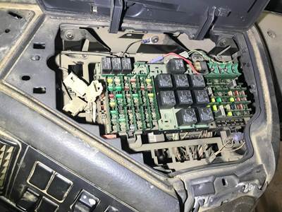 Volvo VNL Fuse Box