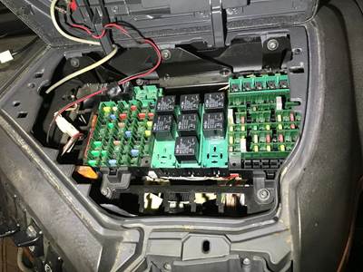 Volvo VNL Fuse Box