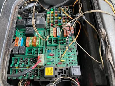Volvo VNL Fuse Box