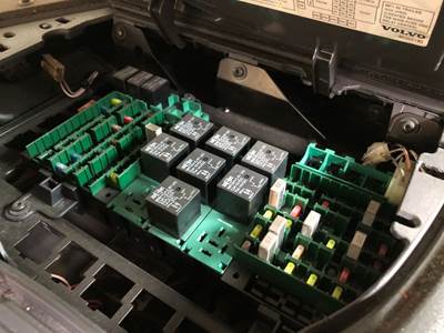 Volvo VNL Fuse Box