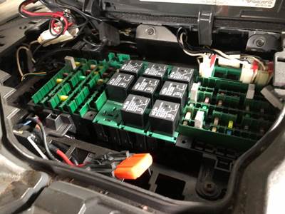 Volvo VNL Fuse Box