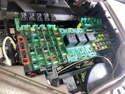 Volvo VNL Fuse Box