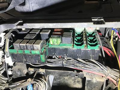 Volvo VNL Fuse Box
