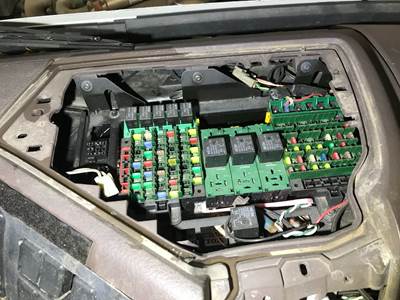 Volvo VNL Fuse Box
