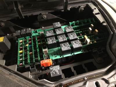 Volvo VNL Fuse Box