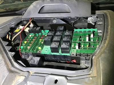 Volvo VNL Fuse Box