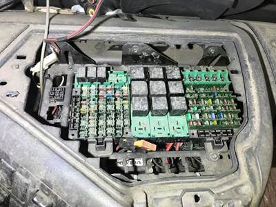 Volvo VNL Fuse Box