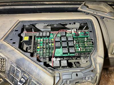 Volvo VNL Fuse Box