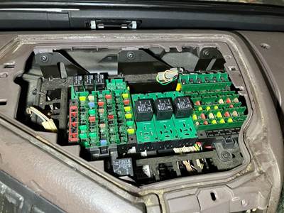 Volvo VNL Fuse Box