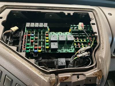 Volvo VNL Fuse Box
