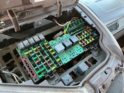 Volvo VNL Fuse Box