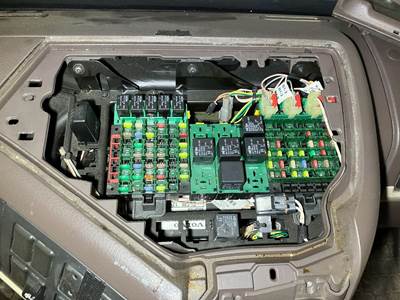 Volvo VNL Fuse Box
