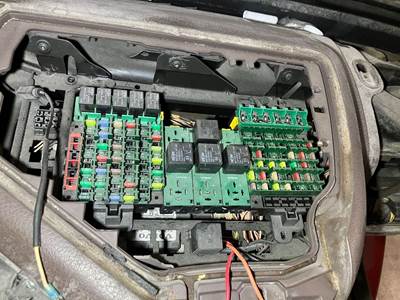 Volvo VNL Fuse Box