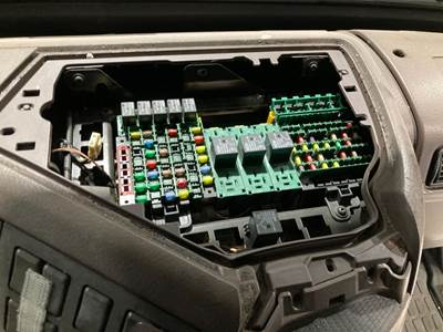 Volvo VNL Fuse Box
